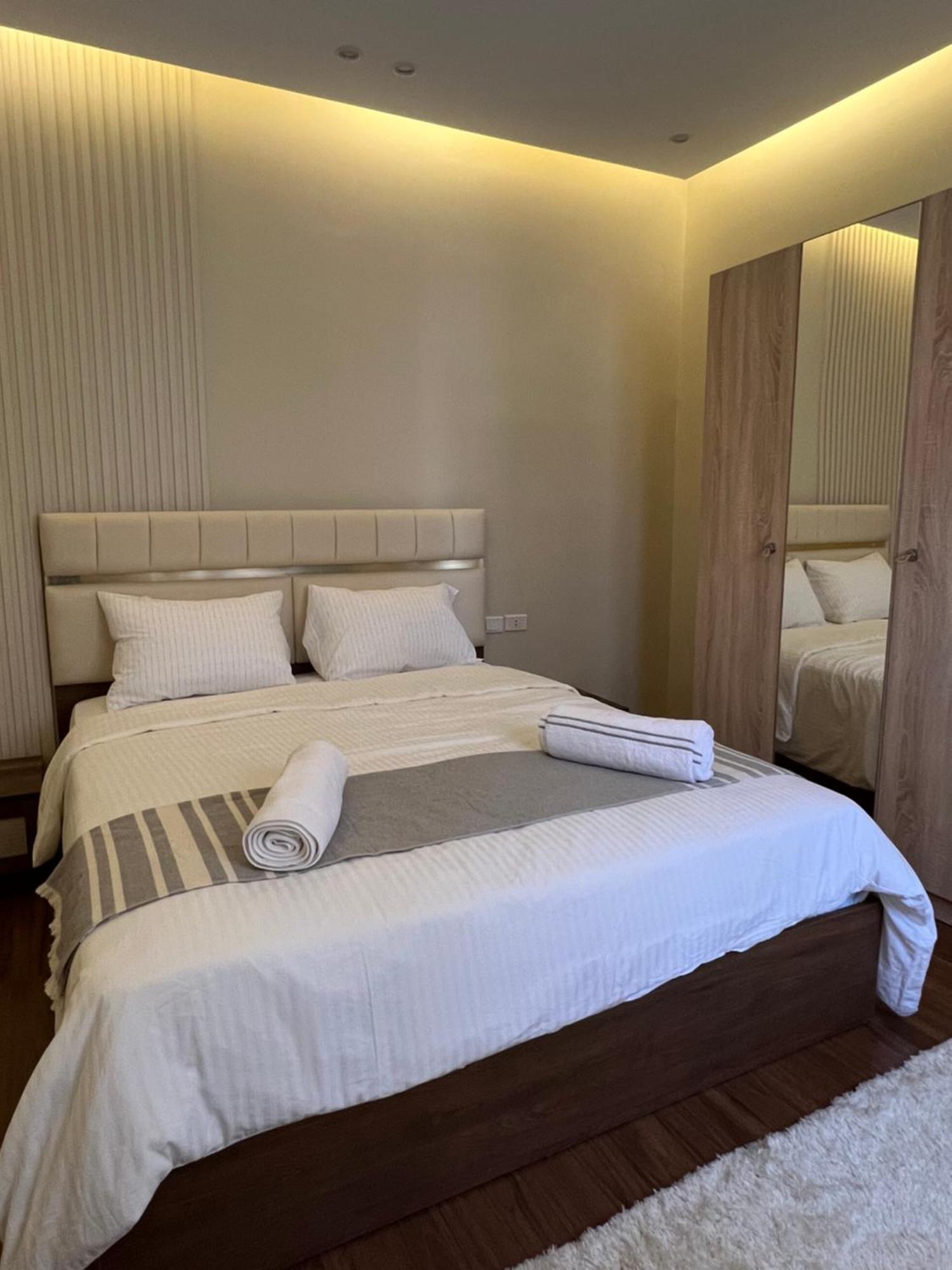 Luxurious Family Facing Stars Mall Apartment *